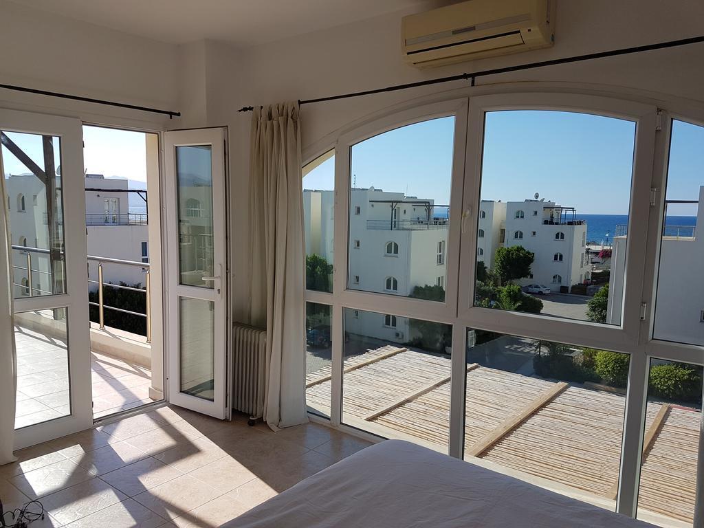 Aphrodite Beachfront Penthouse Apartment Ghaziveran Extérieur photo